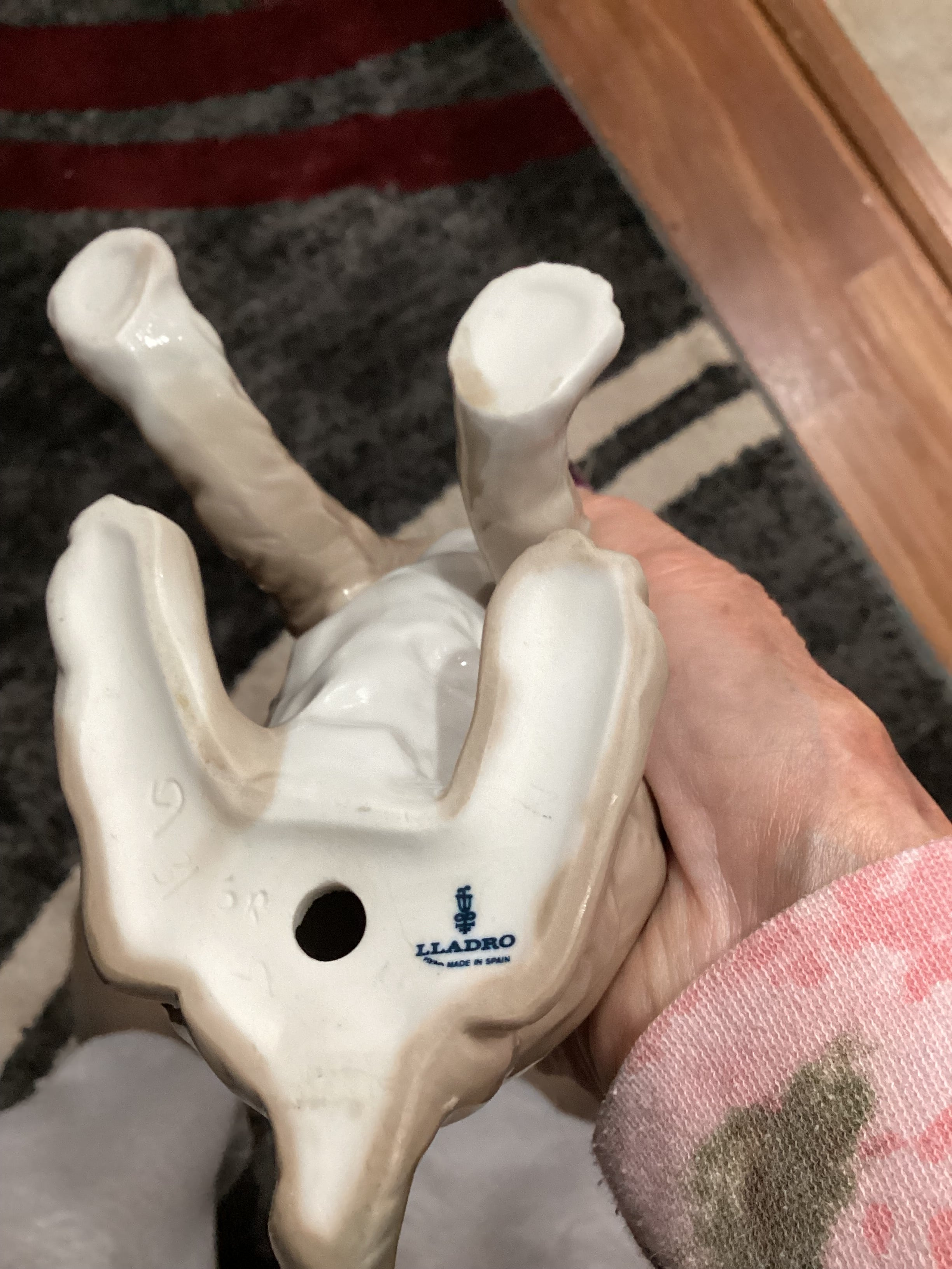 Llardo sitting dog tramp statue