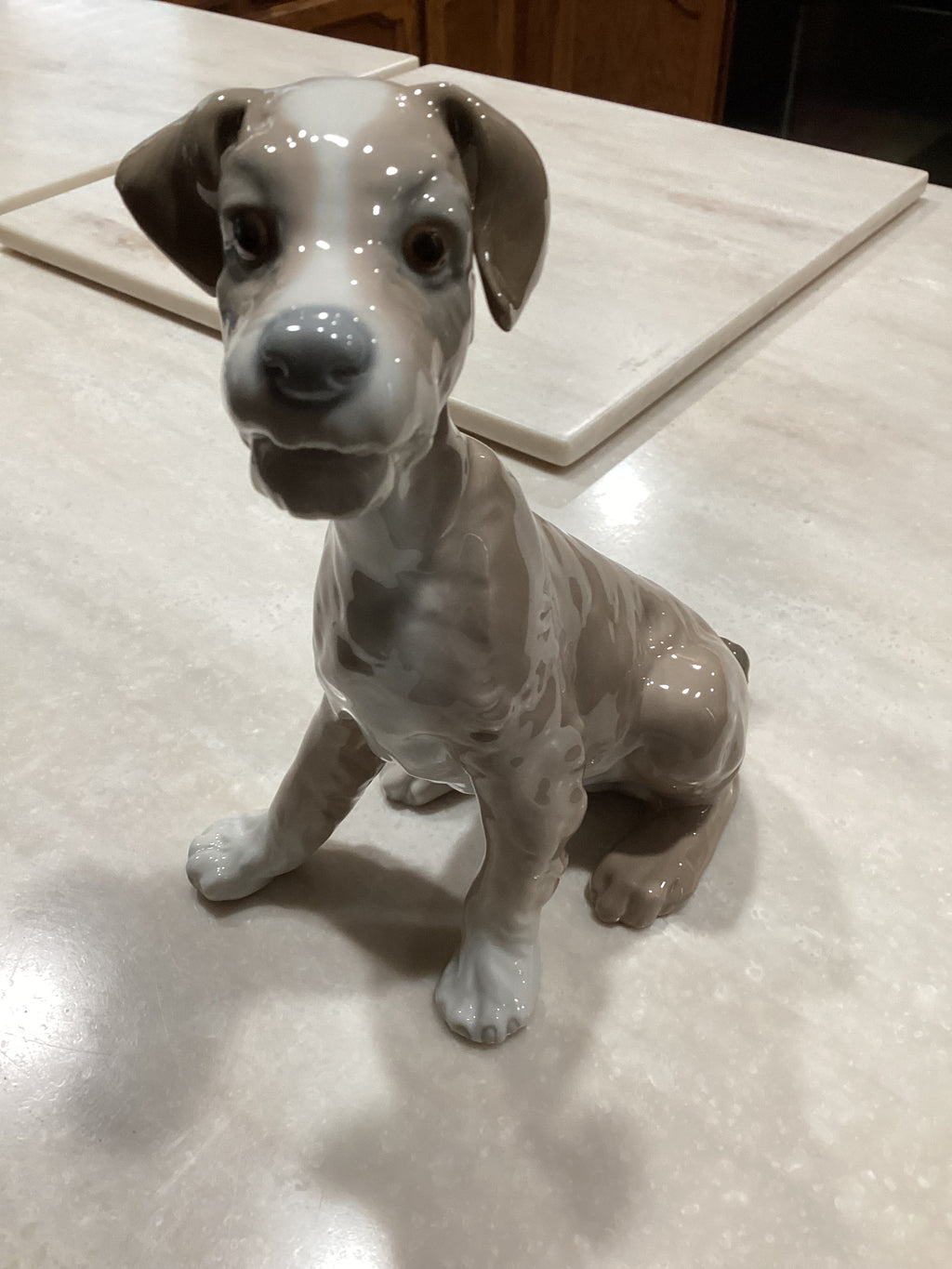Llardo sitting dog tramp statue
