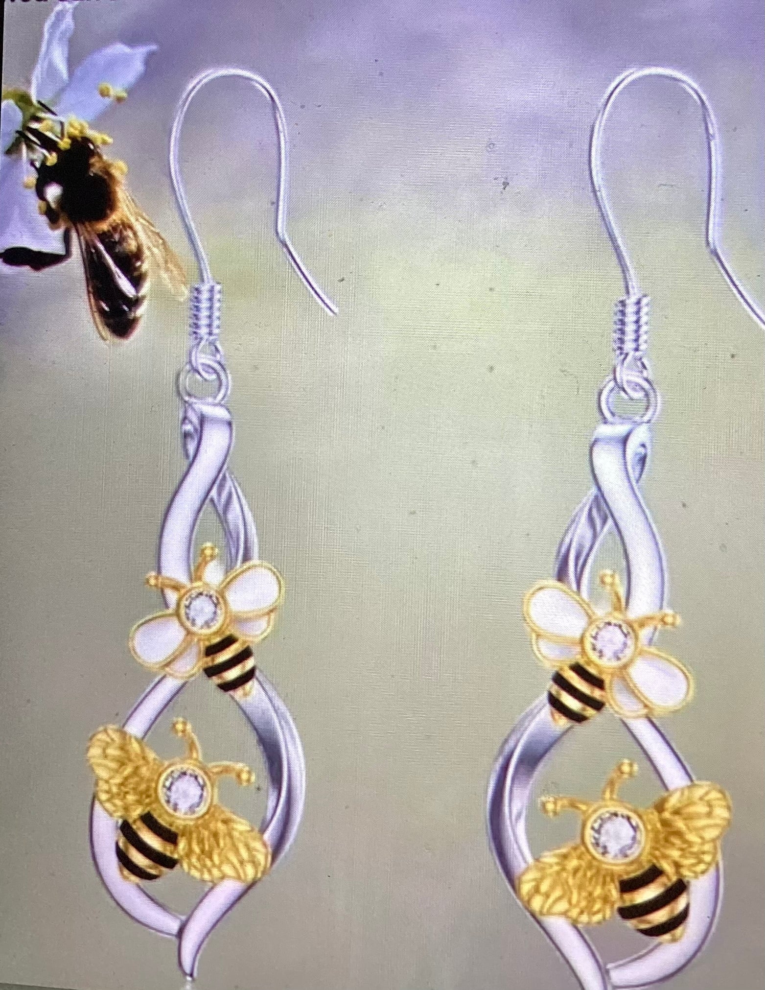 Cute yellow bee earrings with sones